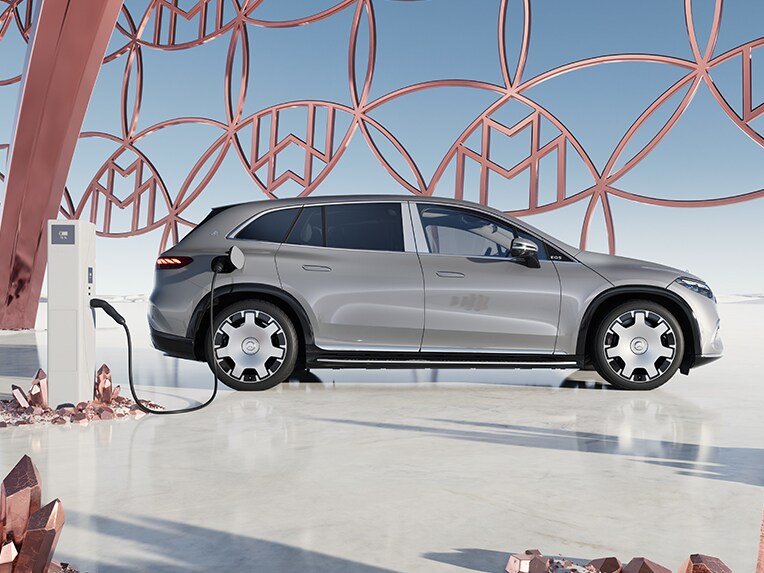Le Mercedes-Maybach EQS SUV recharge sur une borne de recharge rapide IONITY.