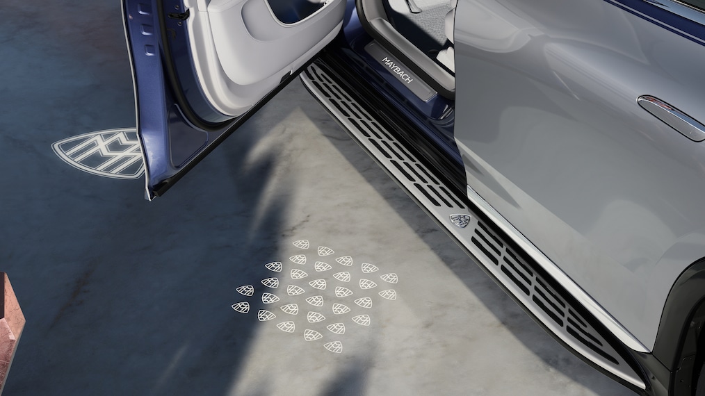 Gros plan sur le haut-parleur du système de sonorisation surround Burmester® 4D dans la porte latérale arrière.