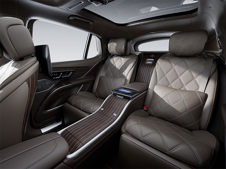 Le pack cuir MANUFAKTUR dans l’habitacle de la voiture de luxe Mercedes-Maybach EQS SUV.