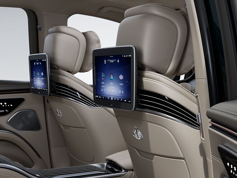 Le pack Inserts décoratifs Exclusif dans l'habitacle de la voiture de luxe Mercedes-Maybach EQS SUV.