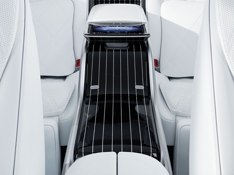 La console centrale avec logo Maybach dans l'habitacle de la voiture de luxe Mercedes-Maybach EQS SUV.