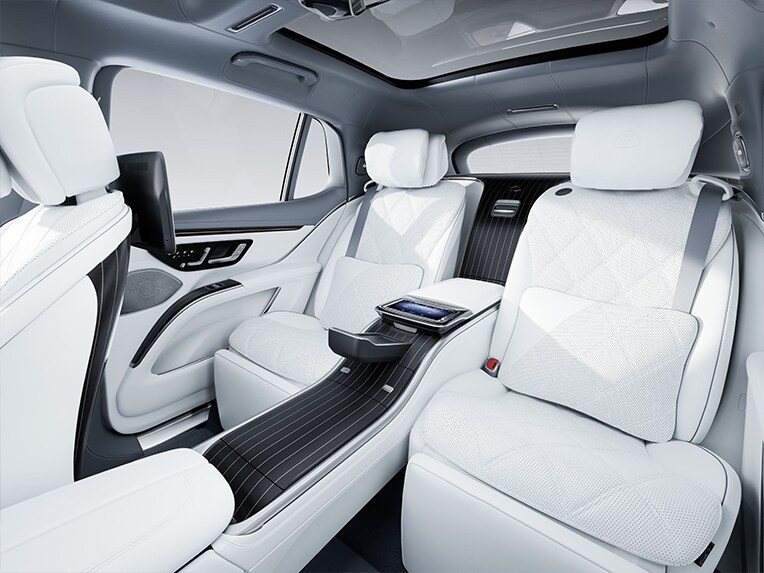 L'arrière de l’habitacle de la voiture de luxe Mercedes- Maybach EQS SUV.