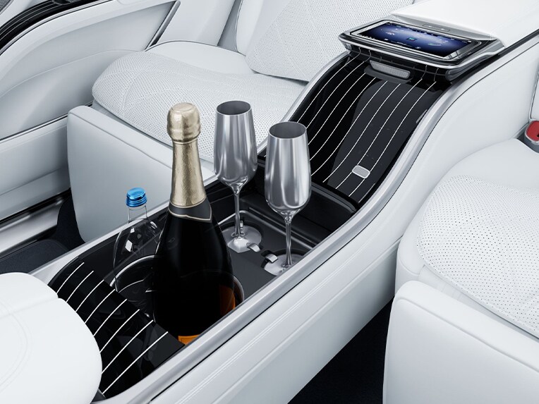Le compartiment réfrigéré avec flûtes à champagne de l’habitacle de la voiture de luxe Mercedes-Maybach EQS SUV.