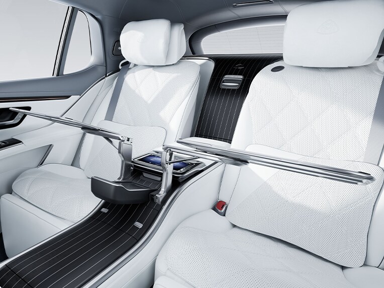 Les tablettes rabattables à l’arrière de la voiture de luxe Mercedes-Maybach EQS SUV.