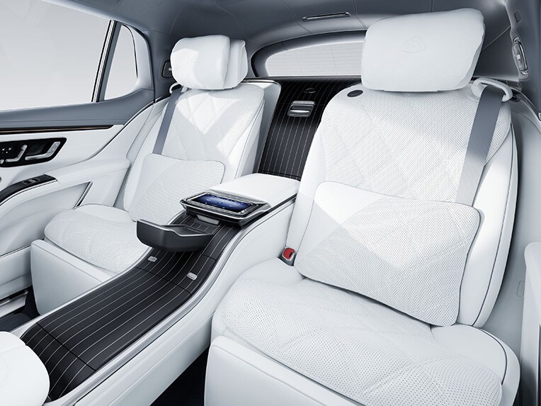 Les sièges multicontours arrière de la voiture de luxe Mercedes-Maybach EQS SUV.
