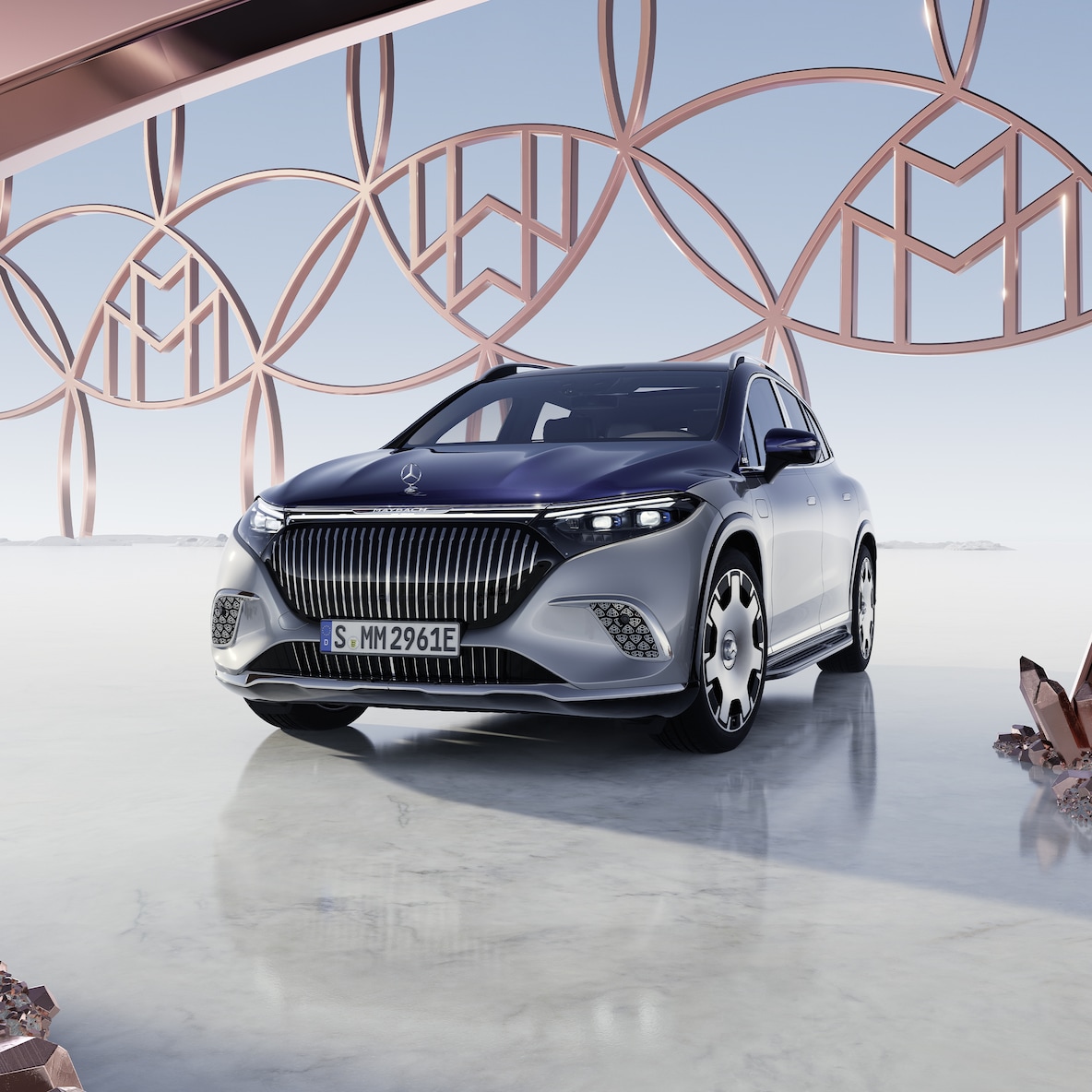 La Mercedes-Maybach EQS SUV en finition bicolore Maybach vue de l'avant.