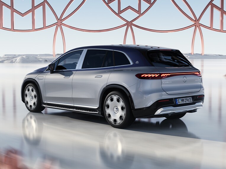 La Mercedes-Maybach EQS SUV vue de trois quarts arrière.