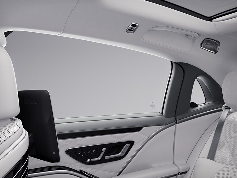 Les portes confort à l’arrière de la Mercedes-Maybach Classe S.
