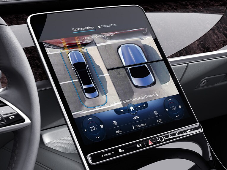 L’écran central de la Mercedes-Maybach Classe S avec Pack Stationnement avec fonctions de stationnement à distance.