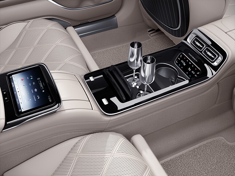 Les flûtes à champagne en argent dans la Mercedes-Maybach Classe S.