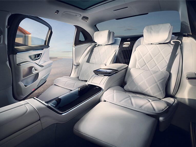 L’arrière de la Mercedes-Maybach Classe S avec console centrale Business d’un seul tenant.