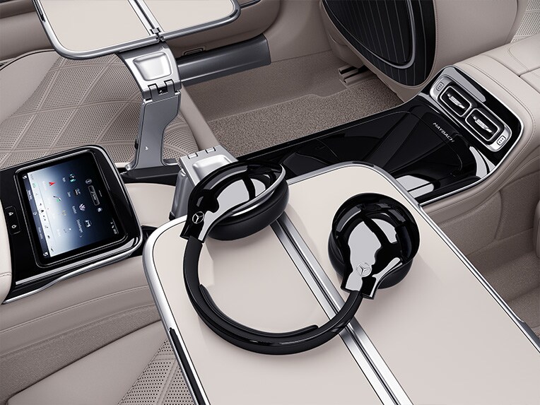 Les tablettes rabattables à l’arrière dans la Mercedes-Maybach Classe S.
