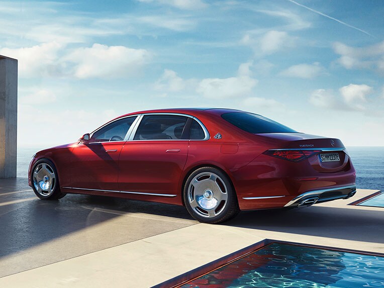 La Mercedes-Maybach Classe S hybride rechargeable vue de côté.