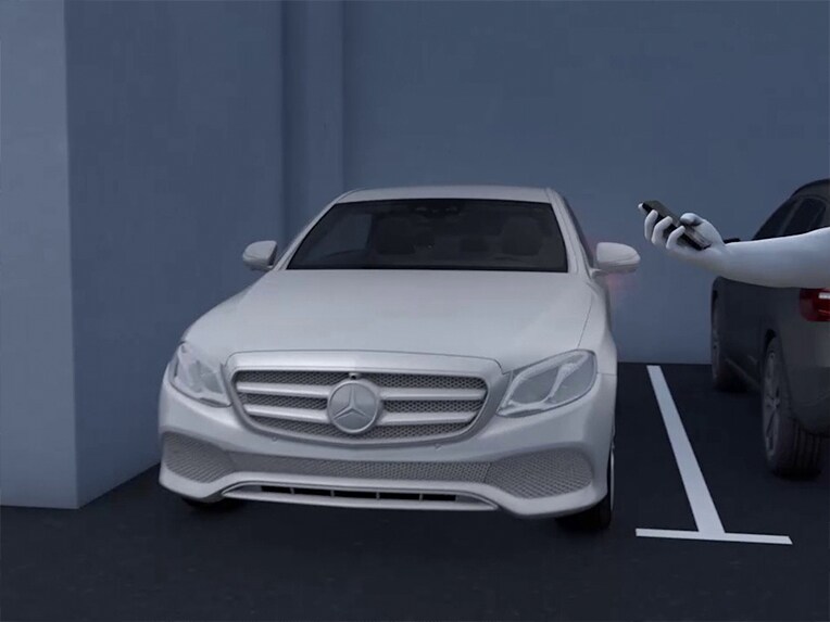 Le mode de fonctionnement du Pack Stationnement avec fonctions de stationnement à distance de la Mercedes-AMG S 63 E PERFORMANCE Berline.