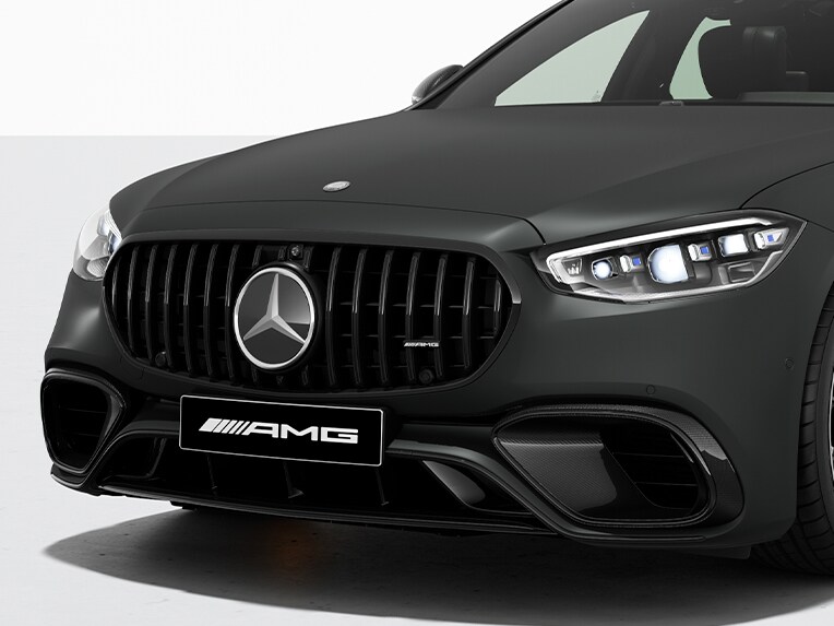 La Mercedes-AMG S 63 E PERFORMANCE Berline vue de face avec une calandre spécifique à AMG en finition chrome noir.