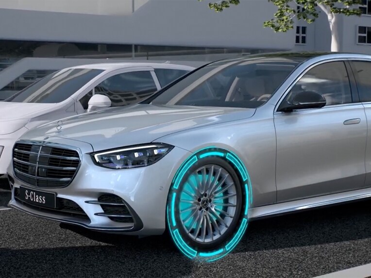 La vidéo montre les fonctions de PRE-SAFE® Plus de la Mercedes-Benz Classe S Berline.