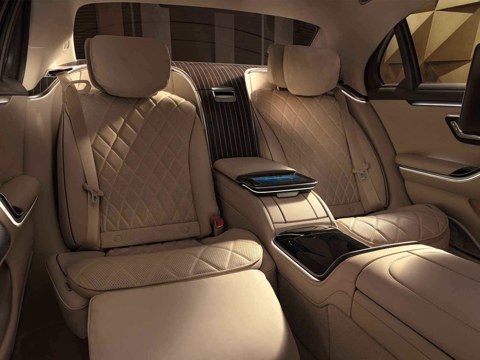 La photo montre les sièges arrière First Class avec la tablette arrière MBUX de la Mercedes-Benz Classe S Berline.