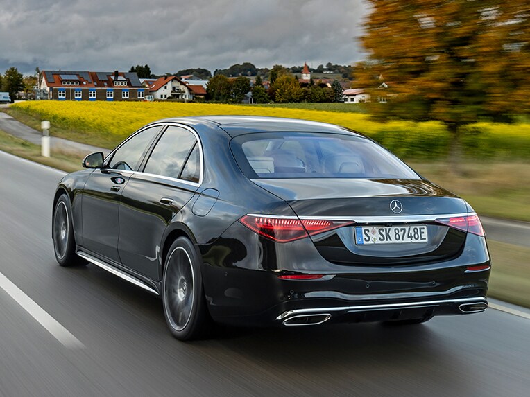 La Mercedes-Benz Classe S Berline dans une vue arrière.