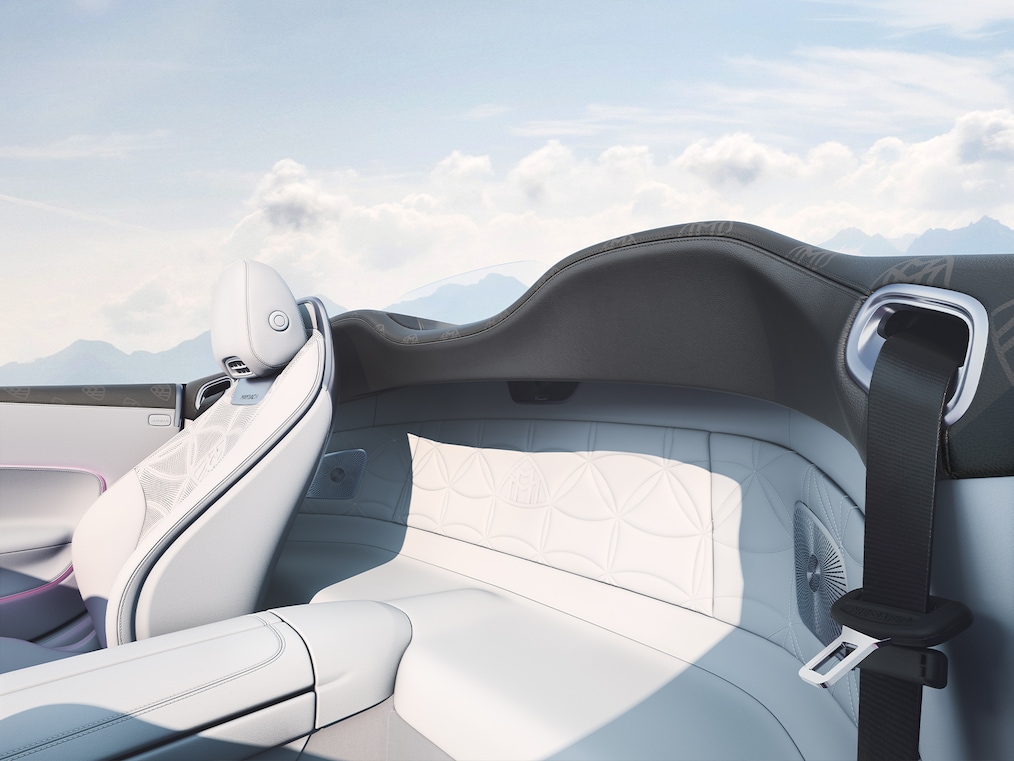 Vue latérale arrière de l'appuie-tête avec dossier exclusif et sigle MAYBACH.