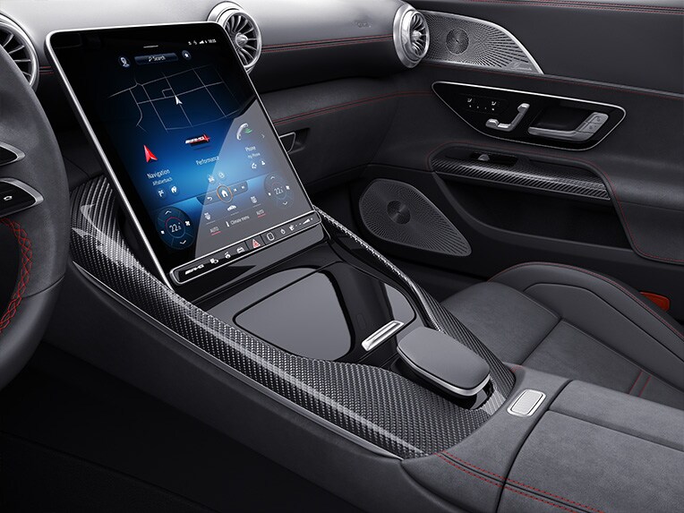 Les inserts décoratifs MANUFAKTUR en carbone dans la Mercedes-AMG SL Roadster.