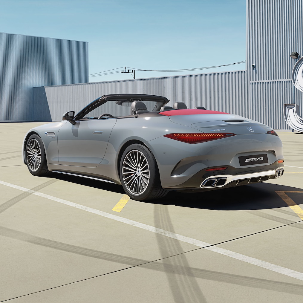 Vue latérale de l'extérieur de la Mercedes-AMG SL Roadster.
