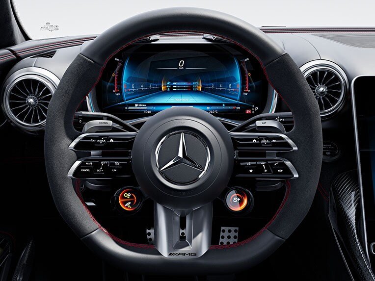 Le volant Performance AMG en cuir Nappa / microfibre MICROCUT de la nouvelle Mercedes-AMG SL 63 S E PERFORMANCE.