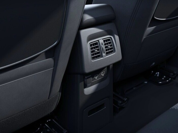 La console centrale arrière de la Classe T est équipée de deux ports USB.
