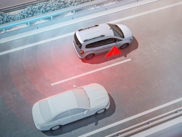 L’assistant d’angle mort dans la Classe T de Mercedes-Benz.