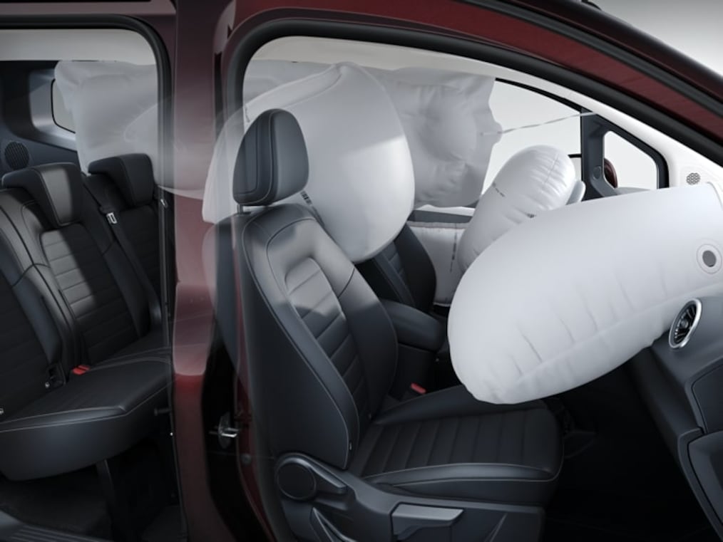 L'image montre une illustration des airbags de la Mercedes-Benz Classe T.