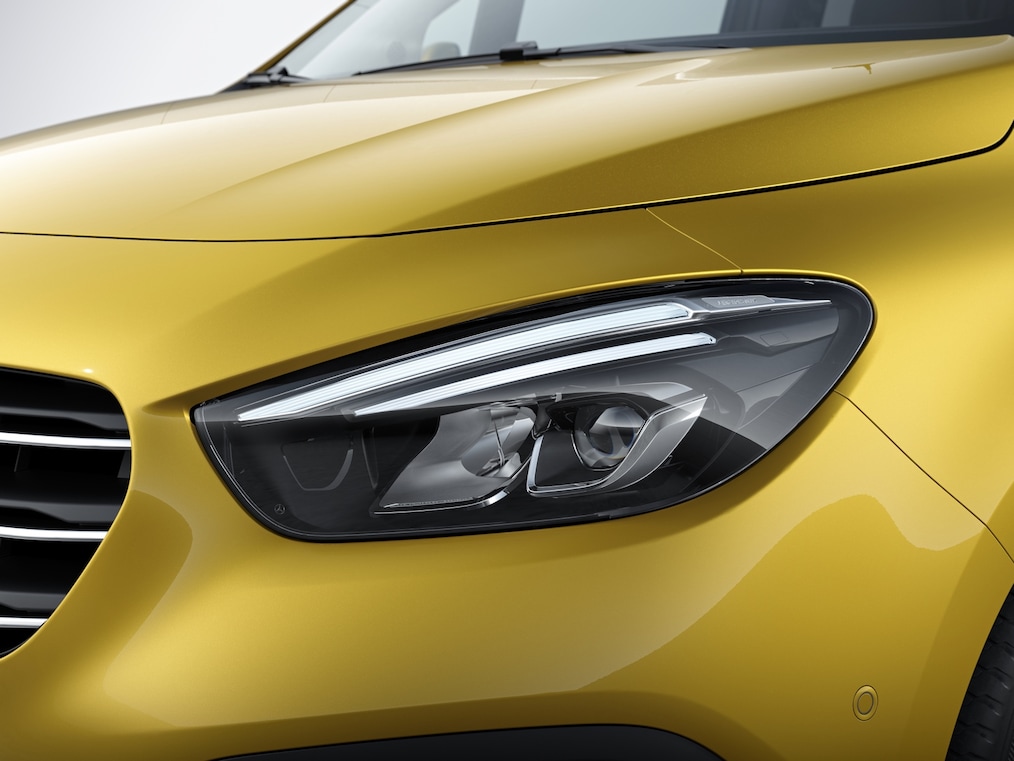 L'image montre les sièges arrière individuels noirs de la 3e rangée de sièges de la Mercedes-Benz Classe T.