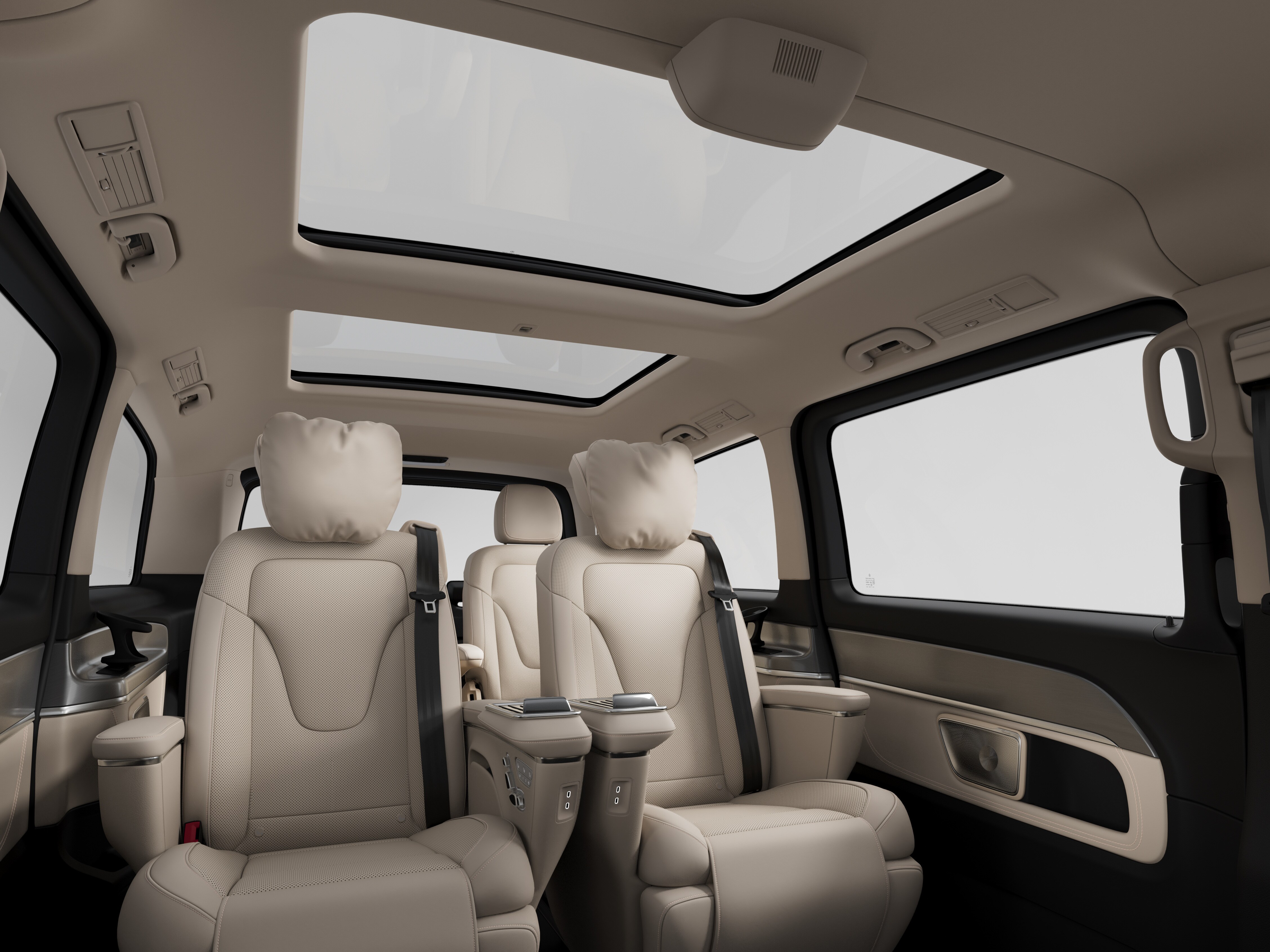 Les modèles de monospaces et de camping-cars Mercedes-Benz sont présentés dans un show-room.