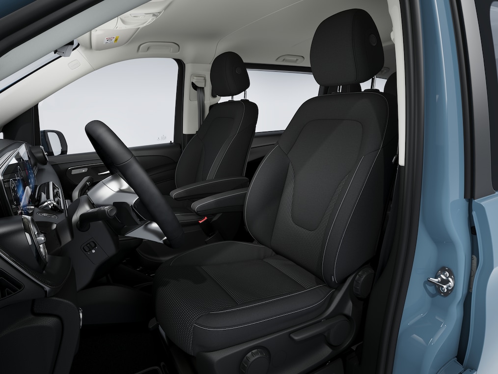 Avec le poste de conduite Widescreen, l'écran pour les instruments et l'écran média se fondent en une seule unité visuelle sous une surface vitrée continue.