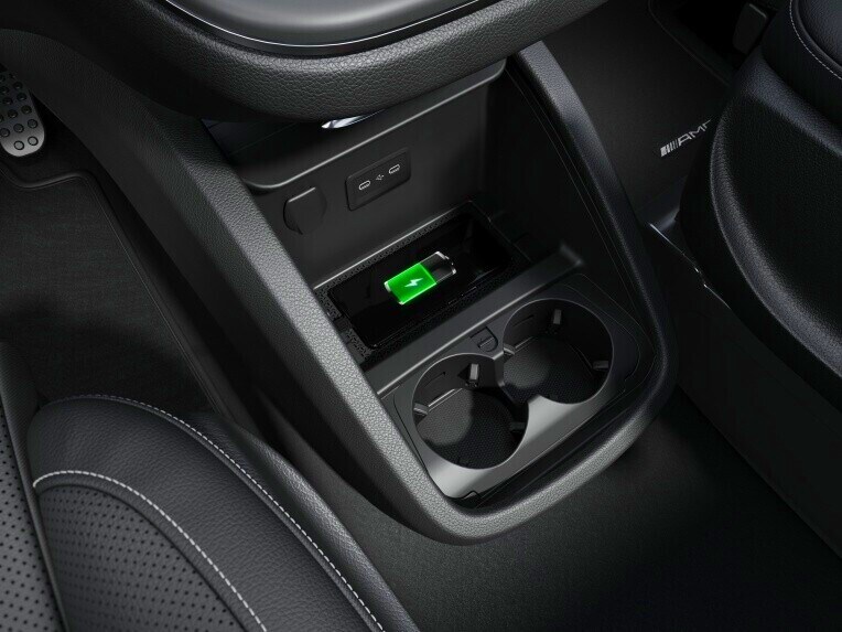 Le système de charge sans fil pour appareils mobiles vous permet de recharger votre smartphone pendant vos déplacements dans le vide-poches de la console centrale.