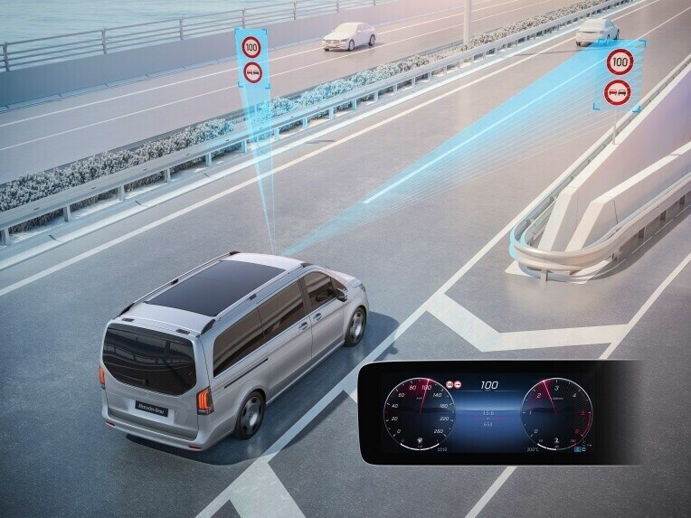 L’assistant de signalisation routière peut aider le conducteur en affichant de manière permanente les limitations de vitesse détectées, ainsi que les interdictions d'entrée et de dépassement.