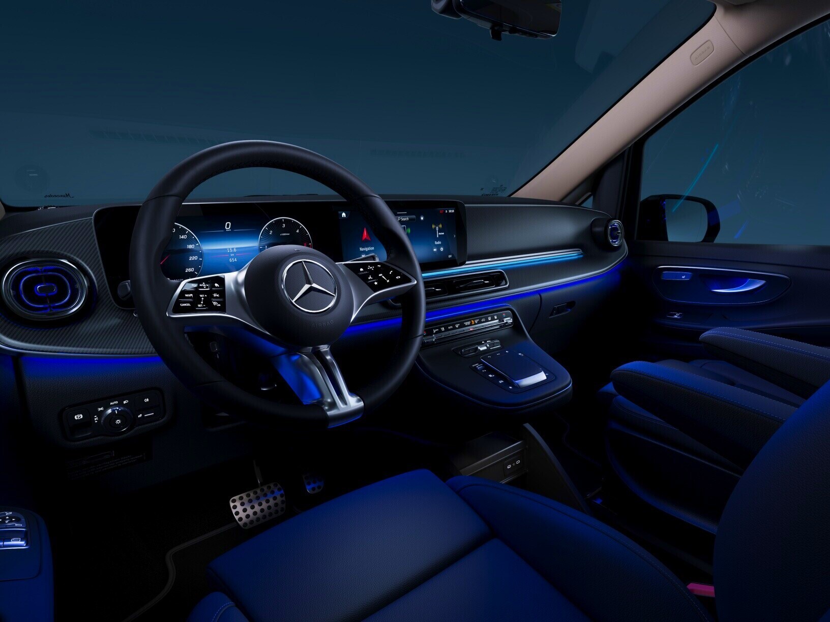 Eclairage d'ambiance 64 couleurs pour poste de conduite + espace passagers arrière | Classe V | Mercedes-Benz