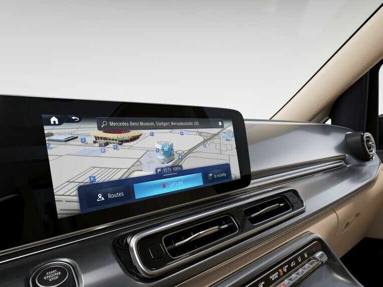 Gagnez du temps grâce à un système de navigation rapide Mercedes-Benz avec saisies flexibles par commande tactile ou commande vocale.