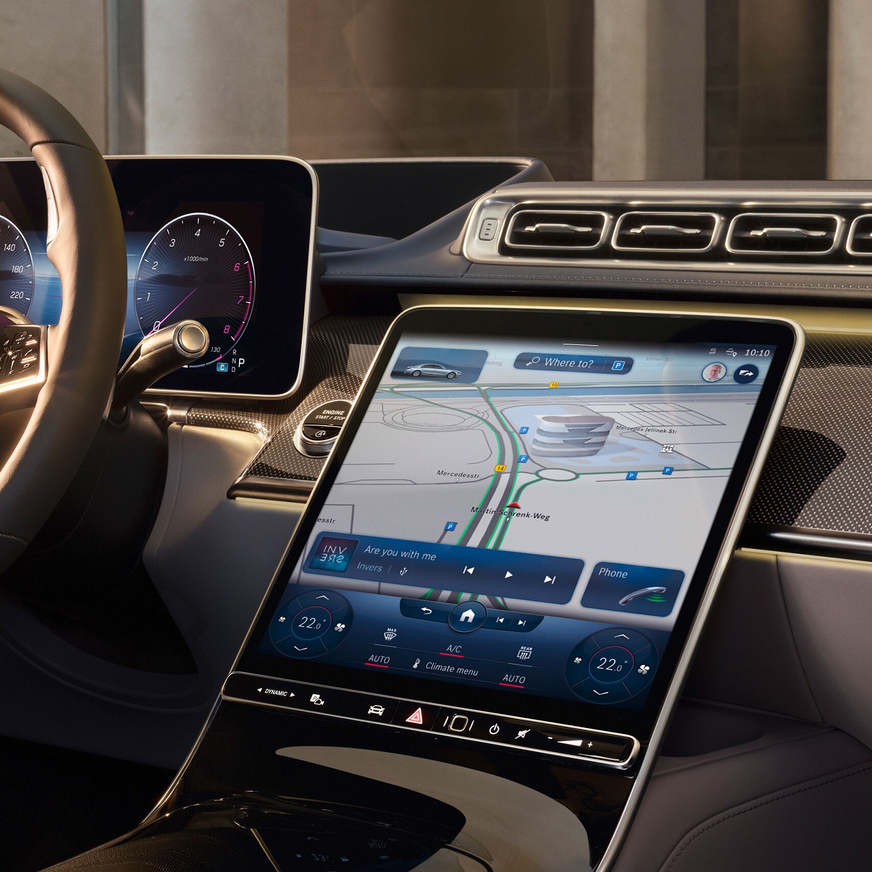Habitacle avec vue sur le grand écran tactile avec MBUX de la nouvelle Mercedes-Benz Classe S.