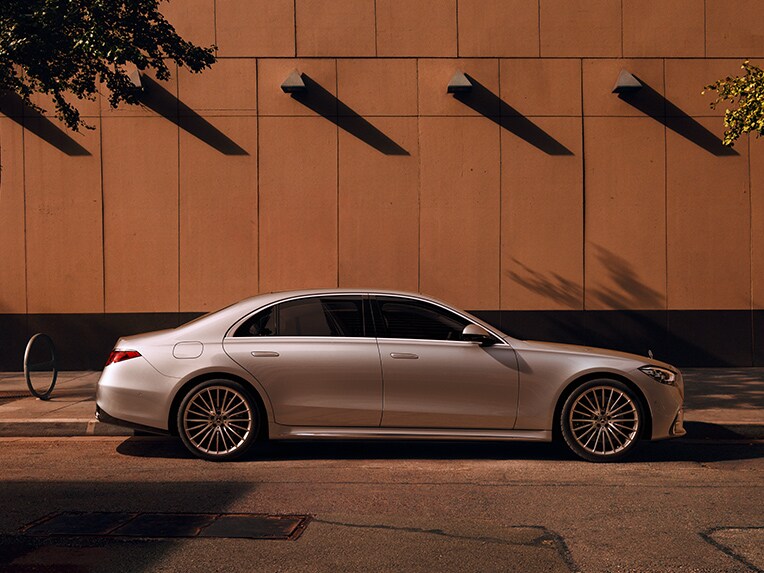 La Mercedes-Benz Classe S dans une vue latérale.