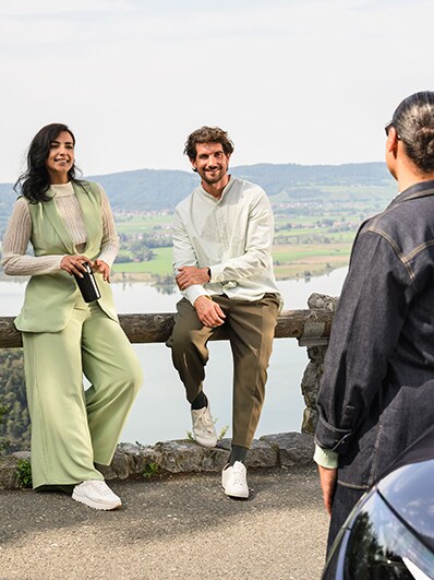 Les jeunes roulent en cabriolet Mercedes