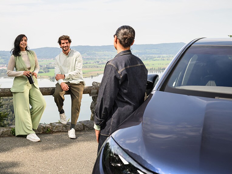Les jeunes roulent en cabriolet Mercedes