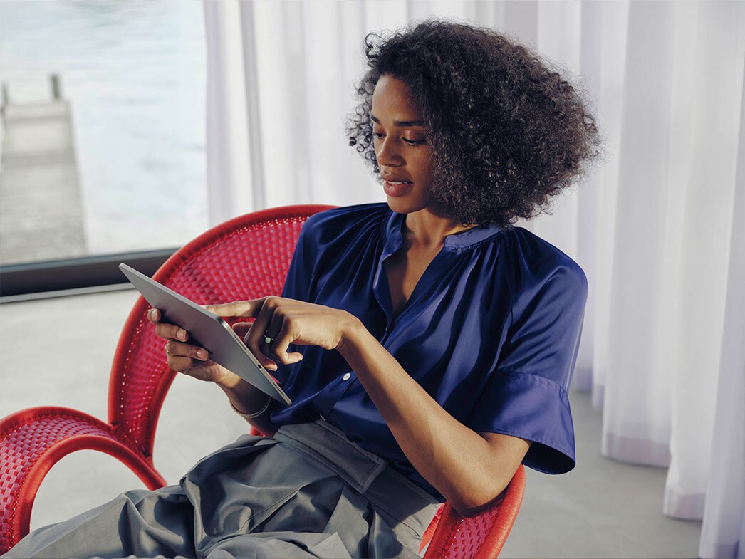 Femme regardant une tablette