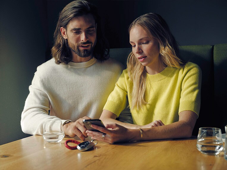 Image d'un couple regardant un téléphone portable 