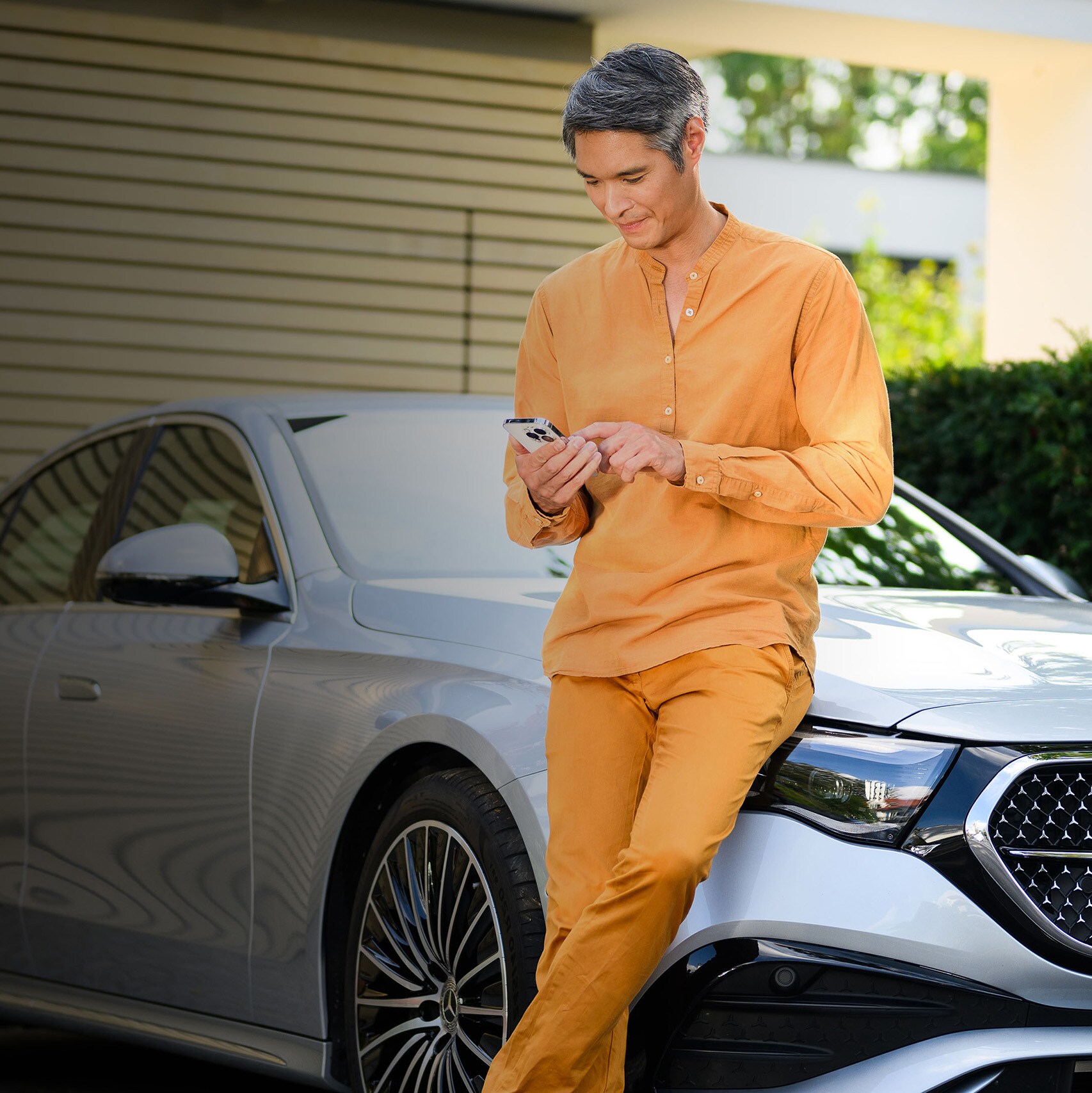 Un couple souriant quittant un véhicule Mercedes-Benz.