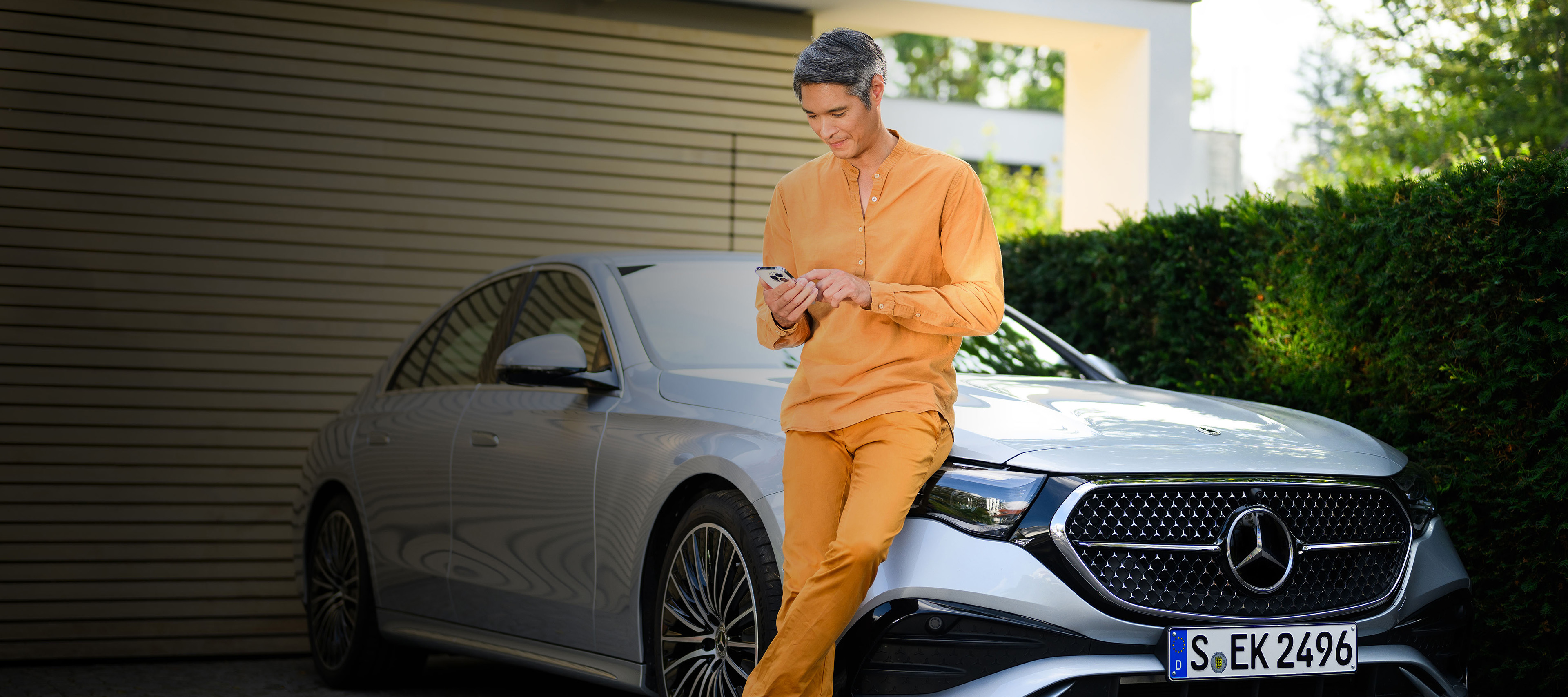 Mercedes-Benz EQS 450+ Un couple souriant quittant un véhicule Mercedes-Benz.