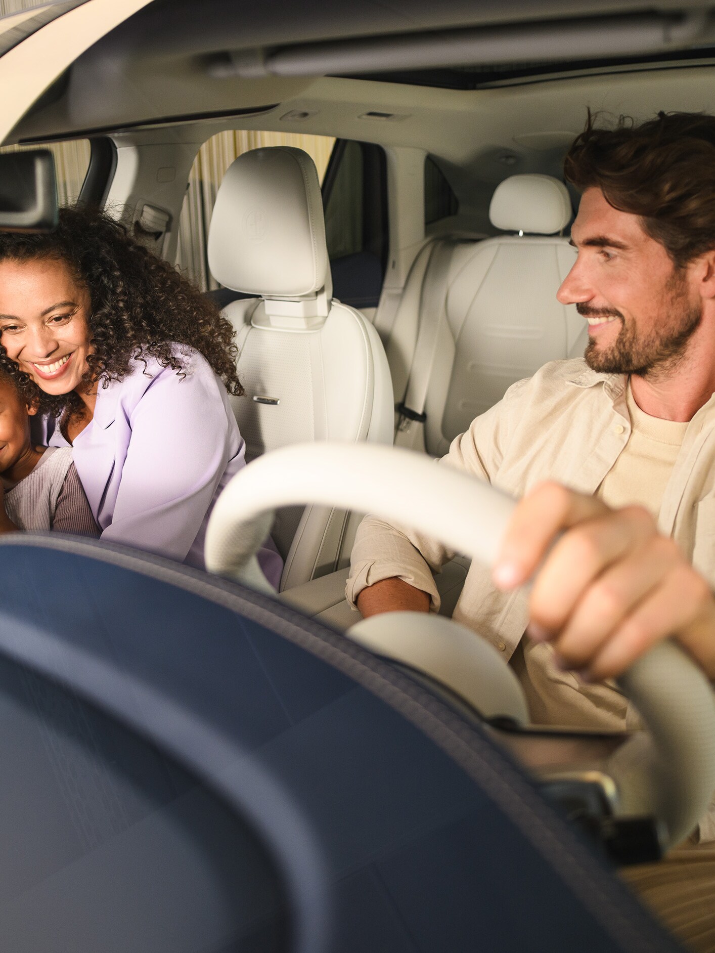 Image présentant deux personnes au volant d'un EQS en concession 