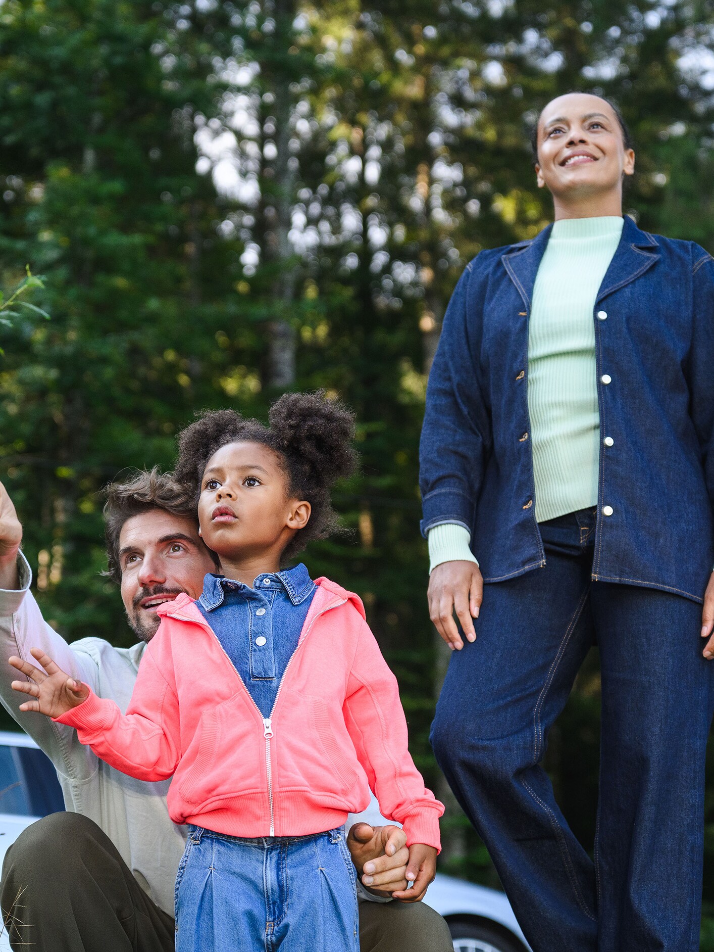 Image d'une femme et d'unenfant avec un Mercedes Benz EQC