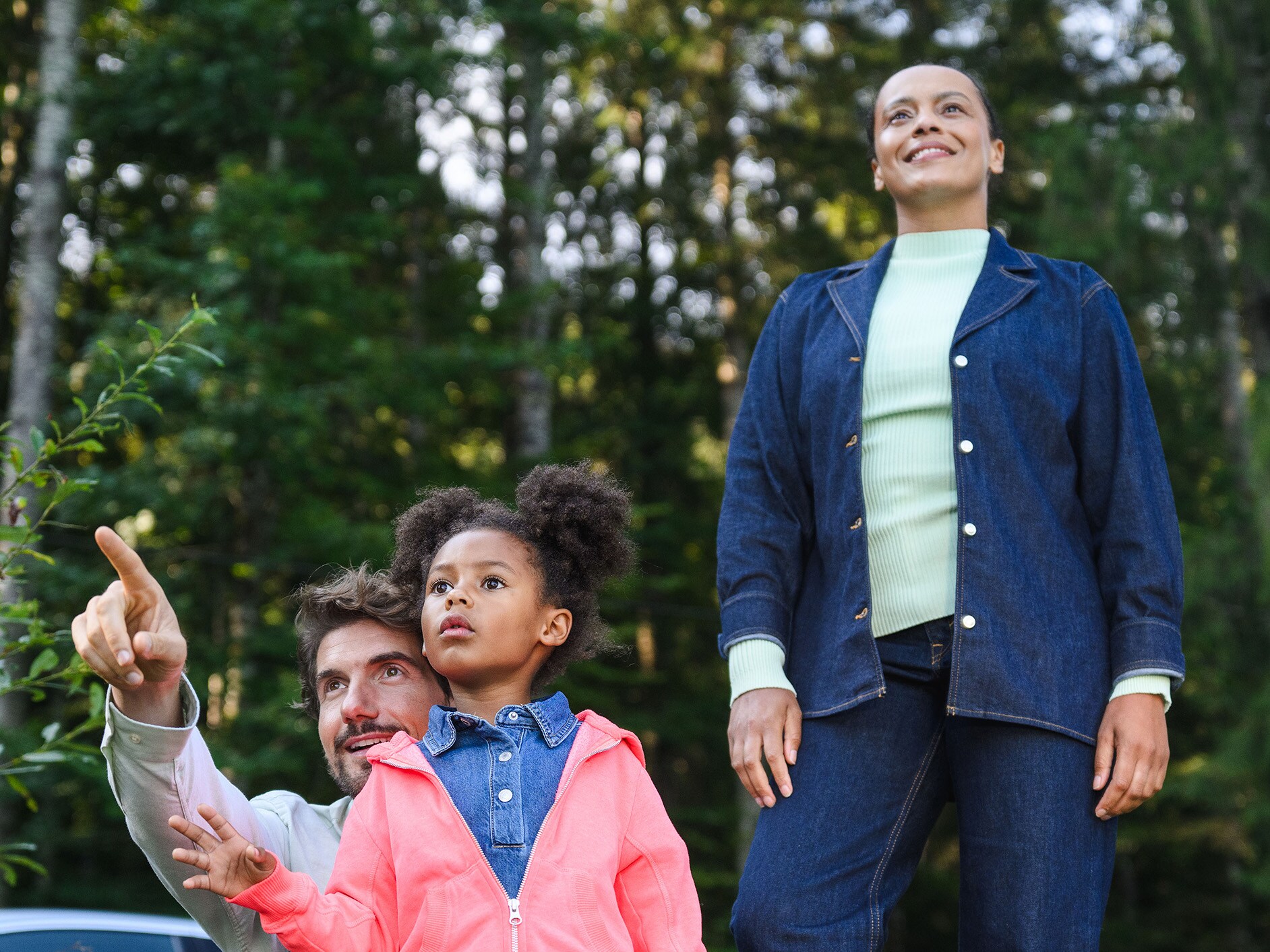 Image d'une femme et d'unenfant avec un Mercedes Benz EQC