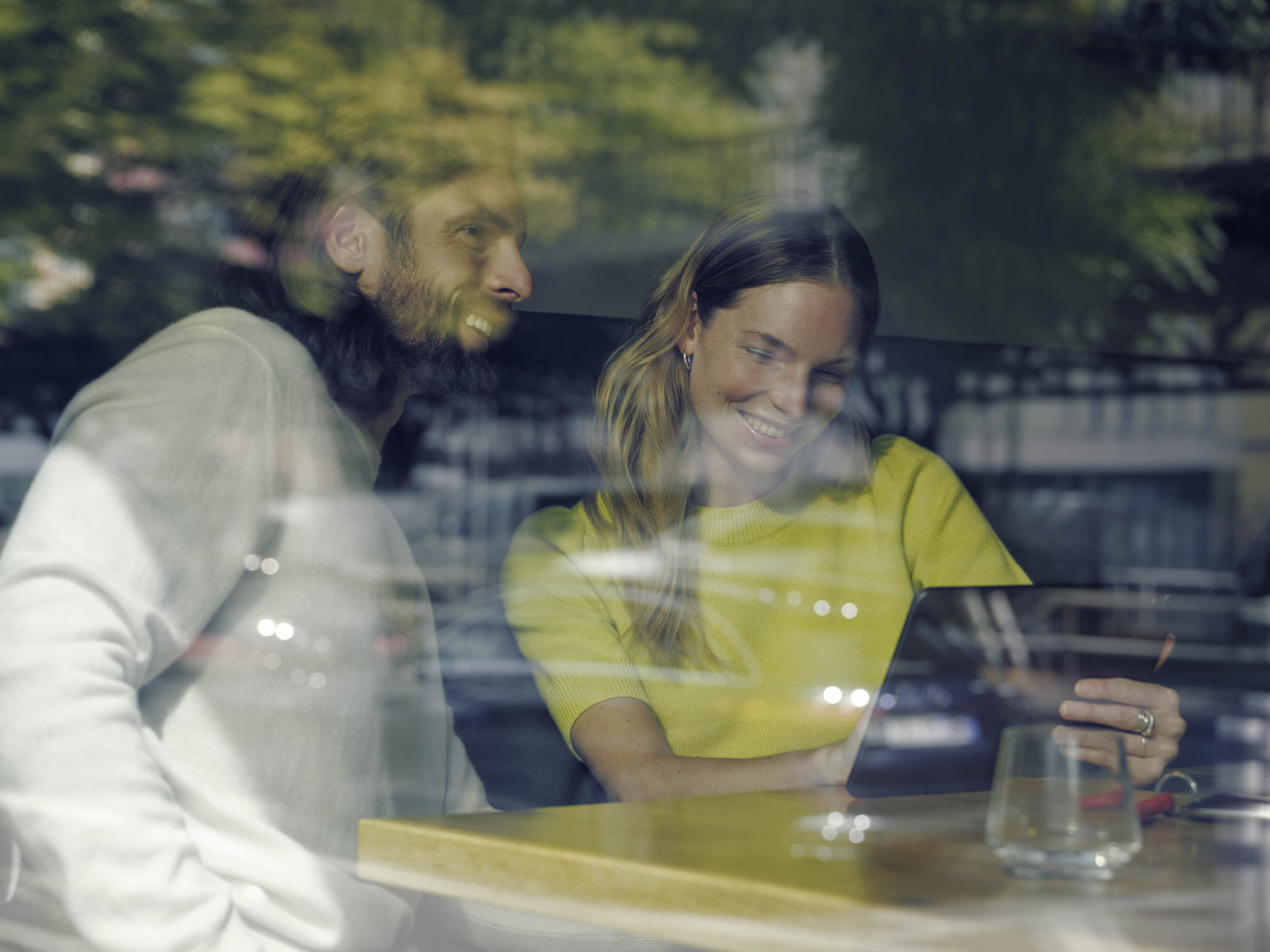 Mercedes-Benz Financial Services Image d'un couple sur la page d'accueil du portail en ligne des services financiers de Mercedes-Benz.