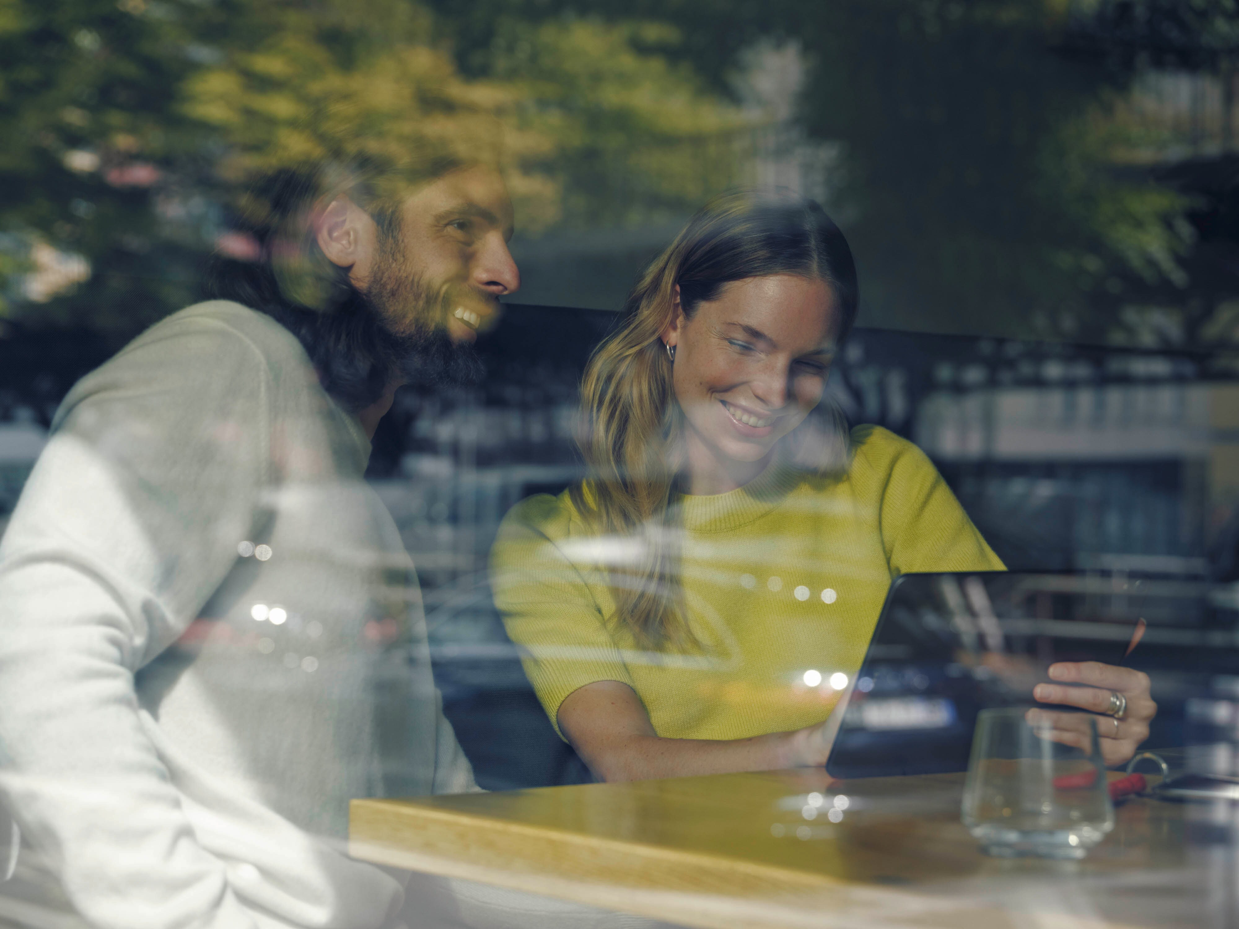 Image d'un couple sur la page d'accueil du portail en ligne des services financiers de Mercedes-Benz.