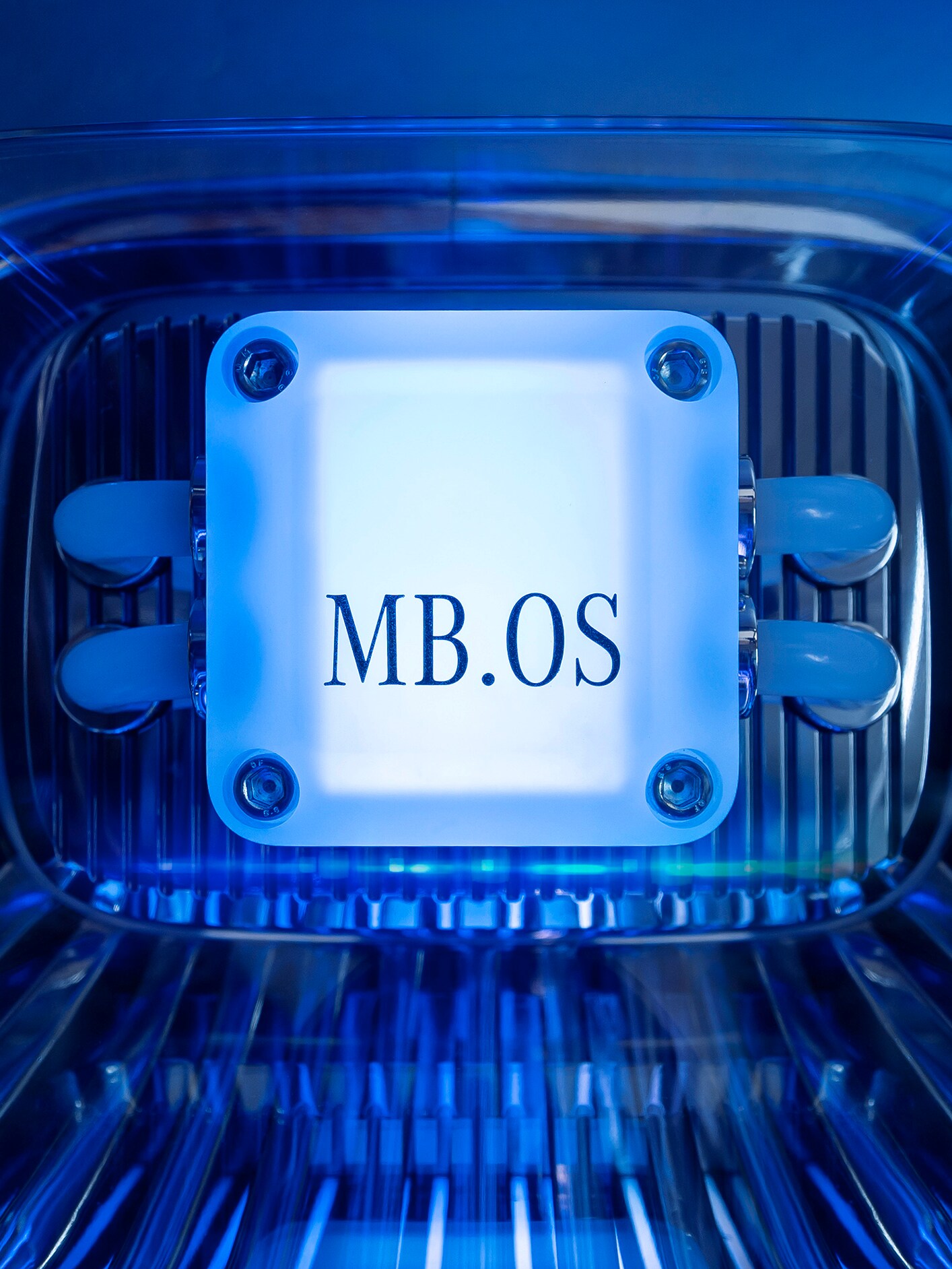 Puce MB.OS intégrée dans un composant électronique éclairé en bleu.